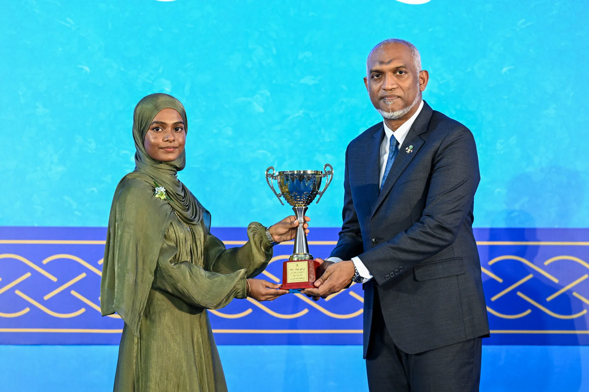 އުސޫލަށް ހެޔޮ ބަދަލެއް: ރައީސްގެ ސްކޮލާޝިޕް ލިބޭ ދަރިވަރުން، ބޭނުންވާ ކޮންމެ ރޮނގަކުން ކިޔެވޭނެ ގޮތް ހަދައިފި