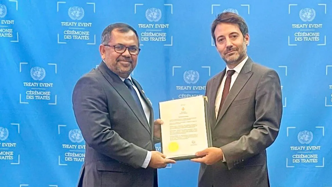 ދިވެހިރާއްޖޭގެ ފަރާތުން އދ ގެ ދެ މުޢާހަދާއެއްގައި ބައިވެރިވުމުގެ ލިޔުން ހުށަހަޅަނީ-- ފޮޓޯ: މިނިސްޓްރީ