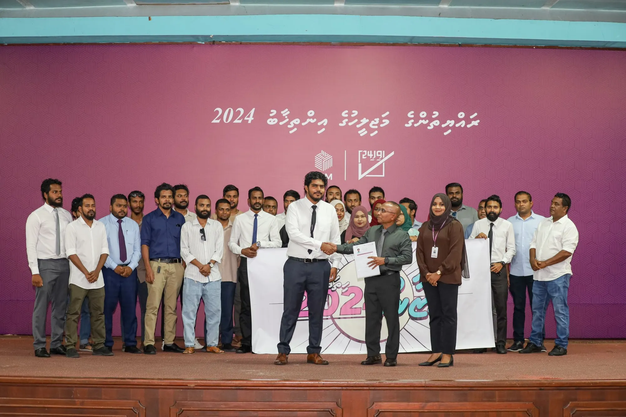 އަޒާންގެ ކެންޑީޑެންސީ ފޯމް ހުށަހެޅުން