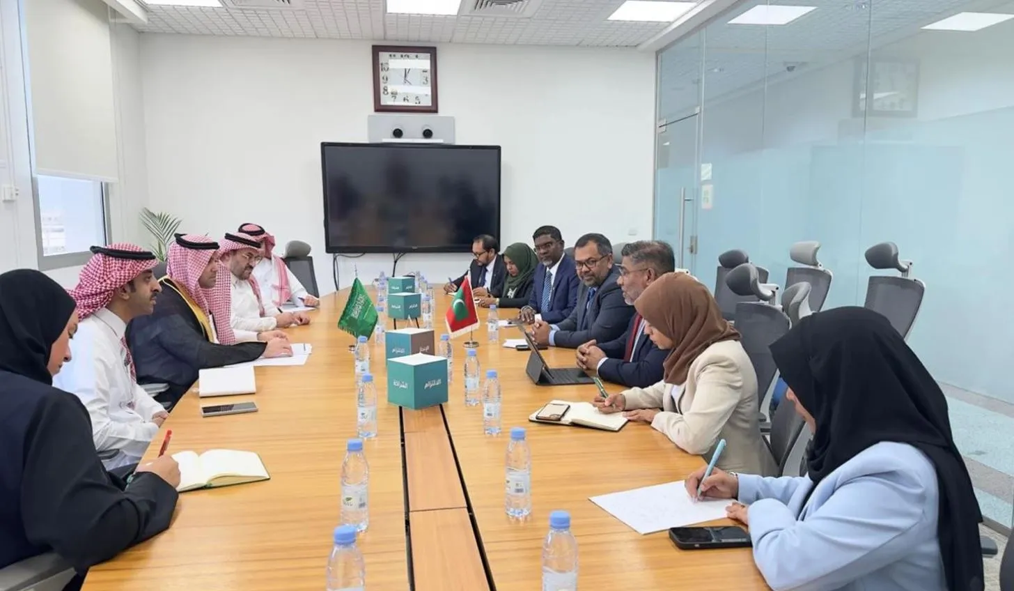 ސައޫދީގެ ޑެޕިއުޓީ މިނިސްޓަރ އޮފް ފިނޭންސް އާ އެކު ޚާރިޖީ ވަޒީރު މަޝްވަރާ ކުރައްވައިފި