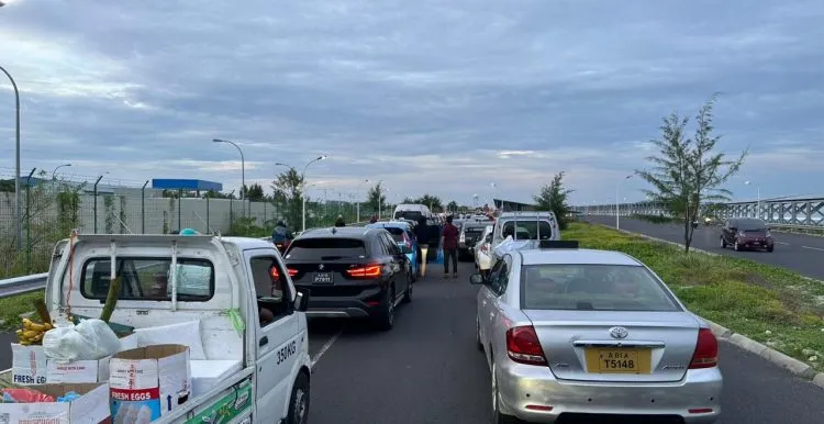ބުރިޖު ހައިވޭގައި އެކްސިޑެންޓެއް ހިނގައި، ޓްރެފިކް ބްލޮކް ވެއްޖެ!
