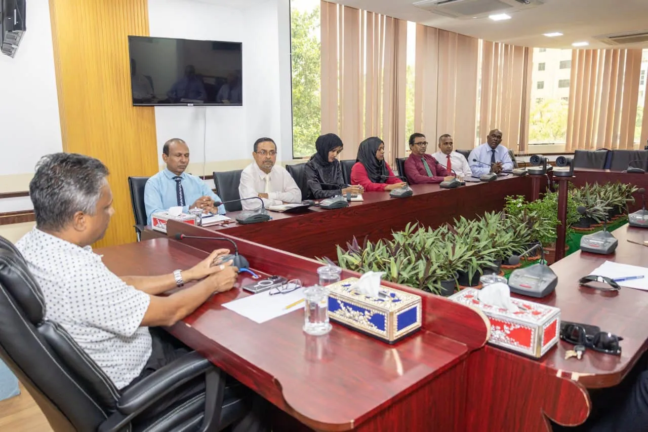 އިންތިހާބީ މޭޔަރު ކައުންސިލްގެ އިސްވެރިންނާއި ބައްދަލުކުރެއްވުން / ފޮޓޯ: މާލެ ސިޓީ ކައުންސިލް