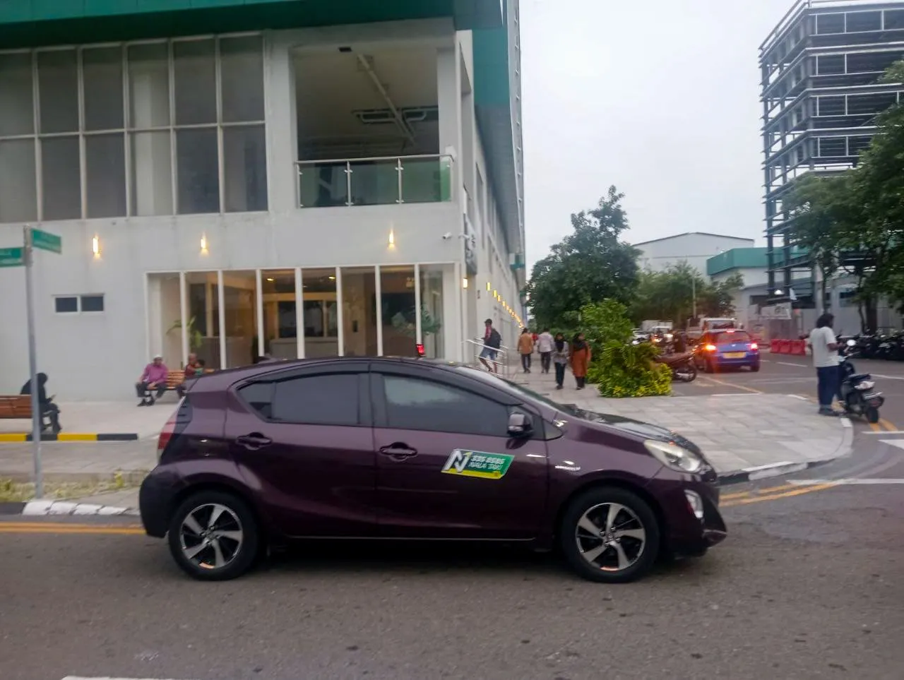 އަދިވެސް މަގުމަތީގައި އަތް ނަގައިގެންހުރެތަ ޓެކްސީ ތި ހޯދަނީ؟ ބަދަލުގައި ނަލަ ޓެކްސީ ޓްރައި ކޮށްލާ