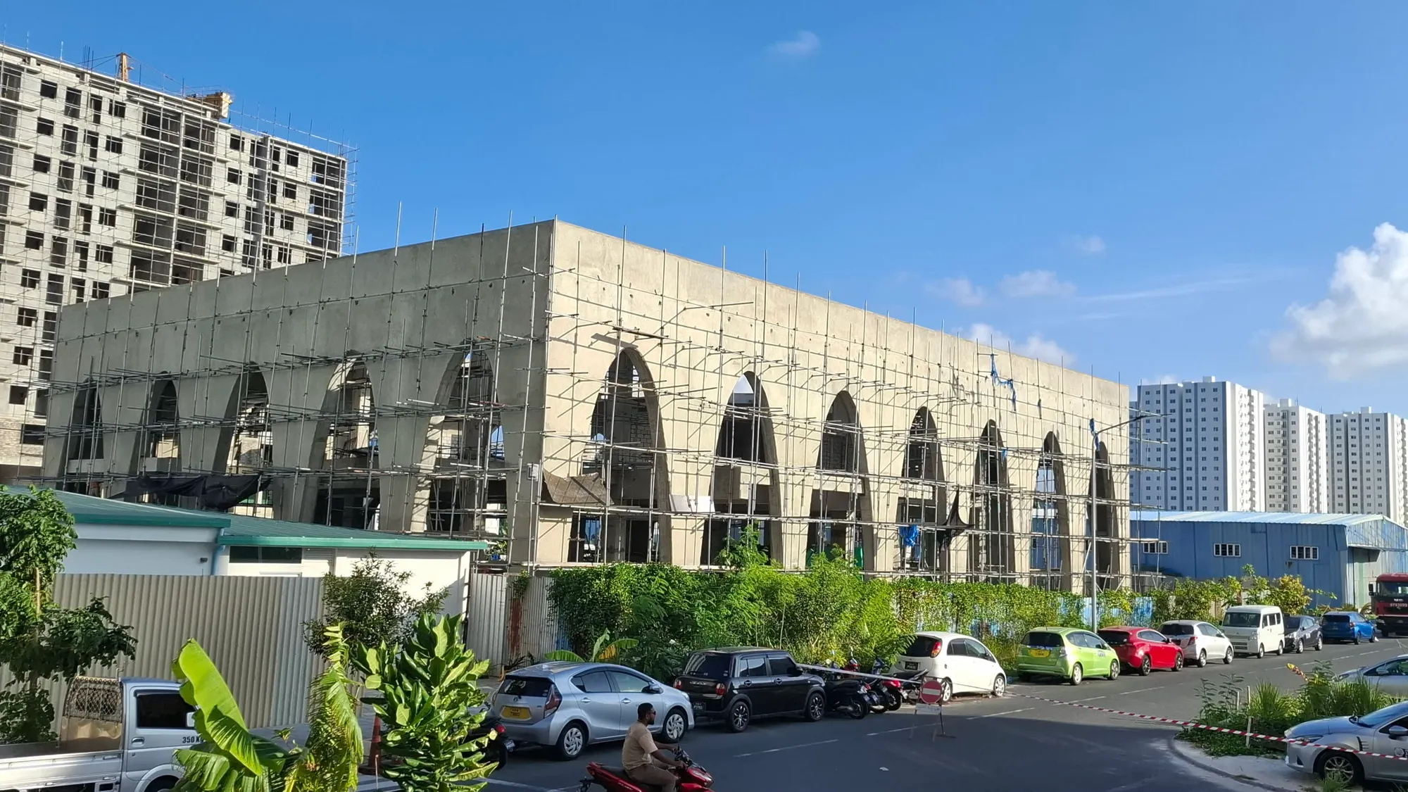 އެސްޖޭއިން ފޭސް ދޭއްގައި ބިނާކުރަމުންދާ މިސްކިތް.. ފޮޓޯ: ވޮއިސް