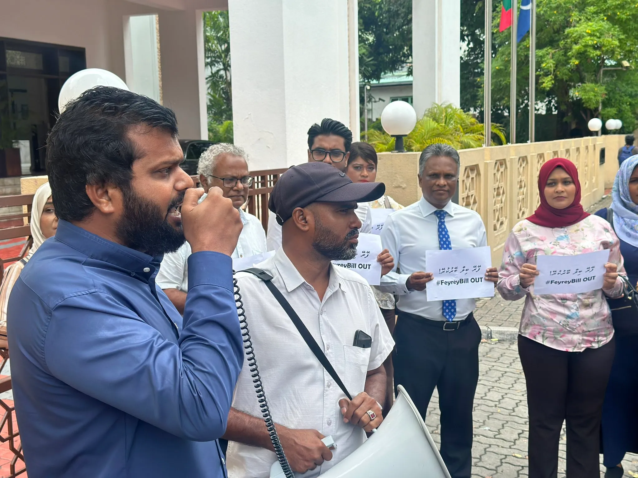 އެމްޑީޕީން މަޖިލިސް އިދާރާ ކައިރީގައި މުޒާހަރާކުރަން ފަށައިފި