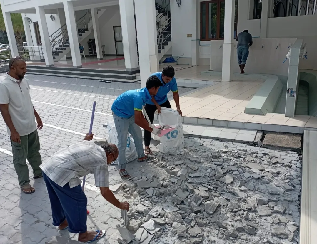 ސިޓީ ކައުންސިލުގެ މުއައްޒަފުން މިސްކިތްތައް މަރާމާތުކުރުމުގެ މަސައްކަތުގައި/ ފޮޓޯ: މާލޭ ސިޓީ ކައުންސިލް