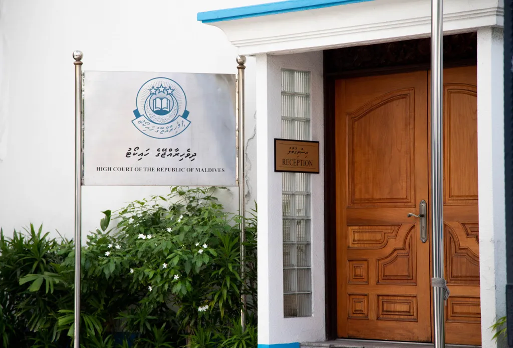 ދަޢުލަތުން އުޅެނީ ޝަރުޢީ އަދި ގާނޫނީ ބައްޕަ ތަޢާރަފް ކުރަން؛ މިއީ ދިވެހިންގެ އަގީދާއާ ދުރު ކަމެއް: ހައިކޯޓުގެ ފަނޑިޔާރު