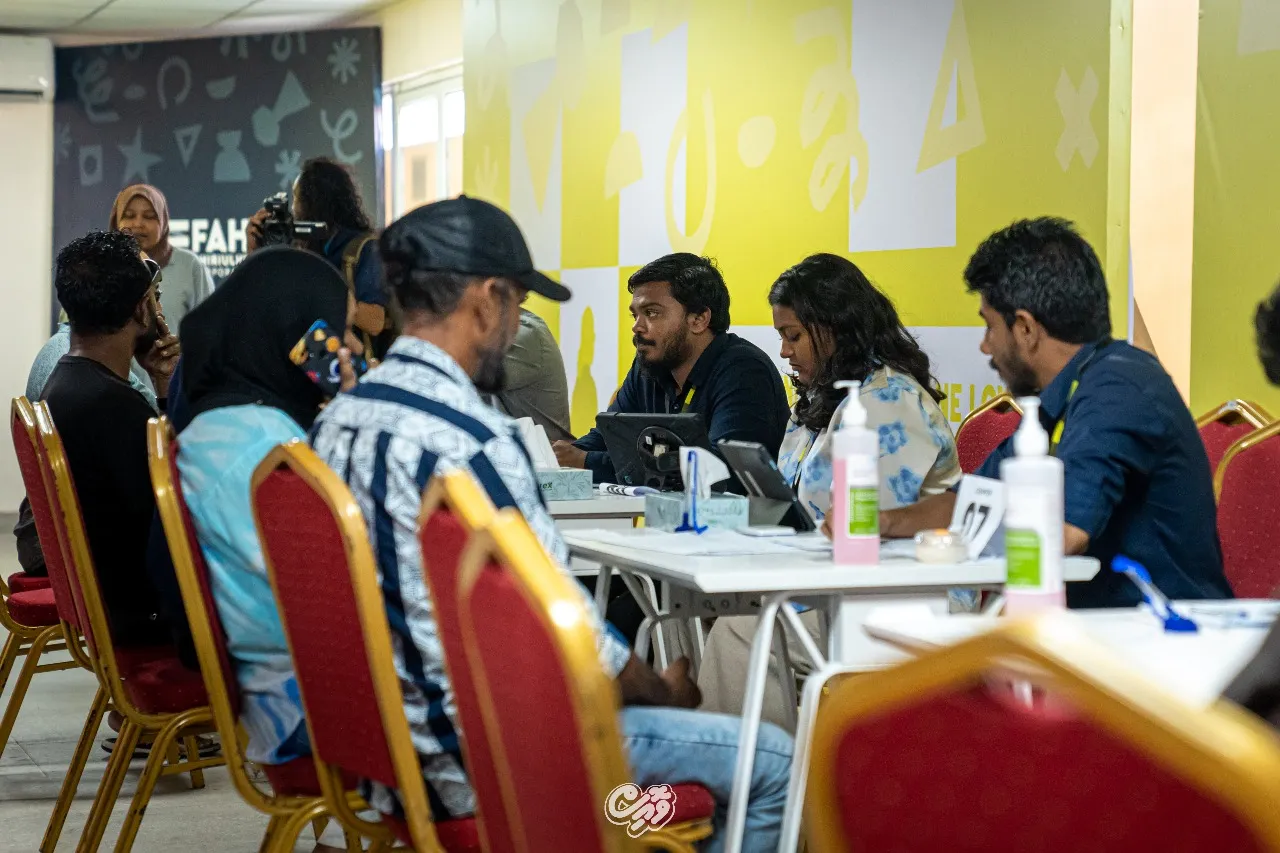 އެޕާޓްމަންޓް އެގްރީމަންޓްގައި ސޮއިކުރުމުގެ ތެރެއިން.. ފޮޓޯ: ވޮއިސް