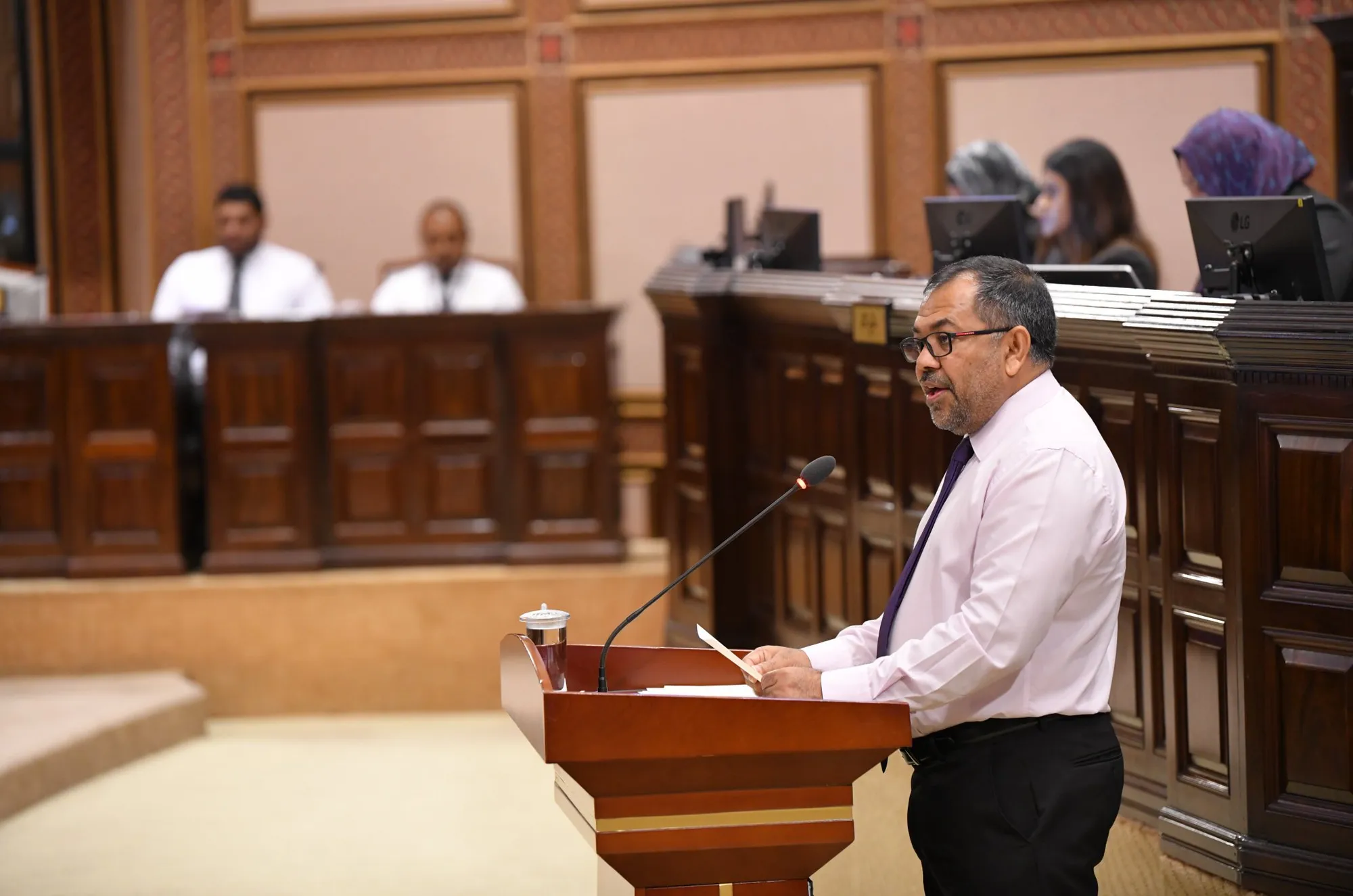 ވަޒީރު ޒަމީރު މަޖިލީހަށް ބަޖެޓް ހުށަހަޅުއްވަނީ: ފޮޓޯ/ މަޖިލިސް