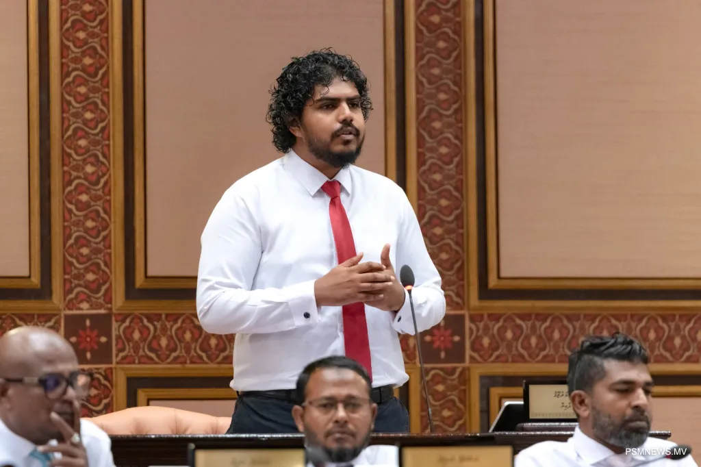 ހިތަދޫ މެދު ދާއިރާގެ މެންބަރު އަހުމަދު އަޒާން
