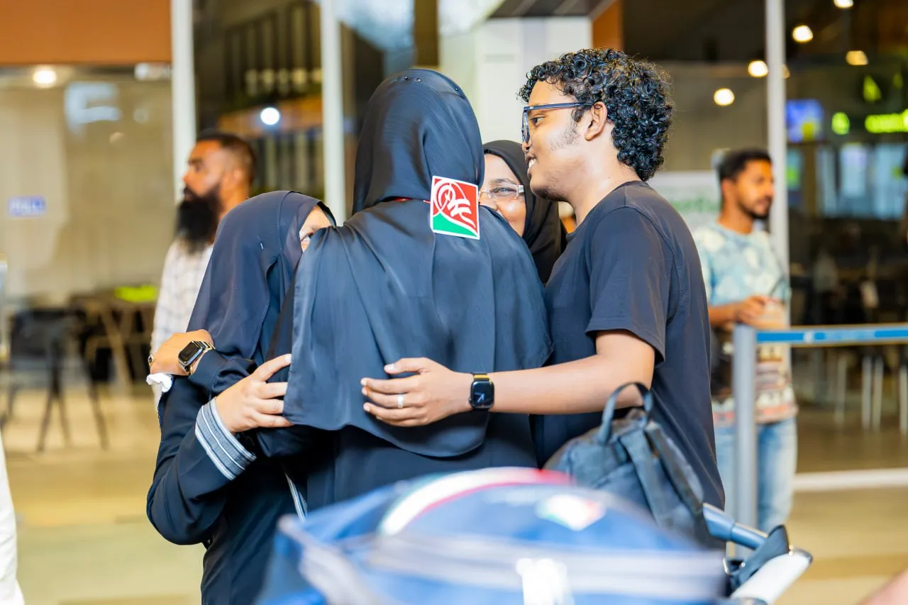ދިވެހި ހާޖީއަކަށް އާއިލާ އިން މަރުހަބާ ކިޔަނީ -- ފޮޓޯ: މިނިސްޓްރީ