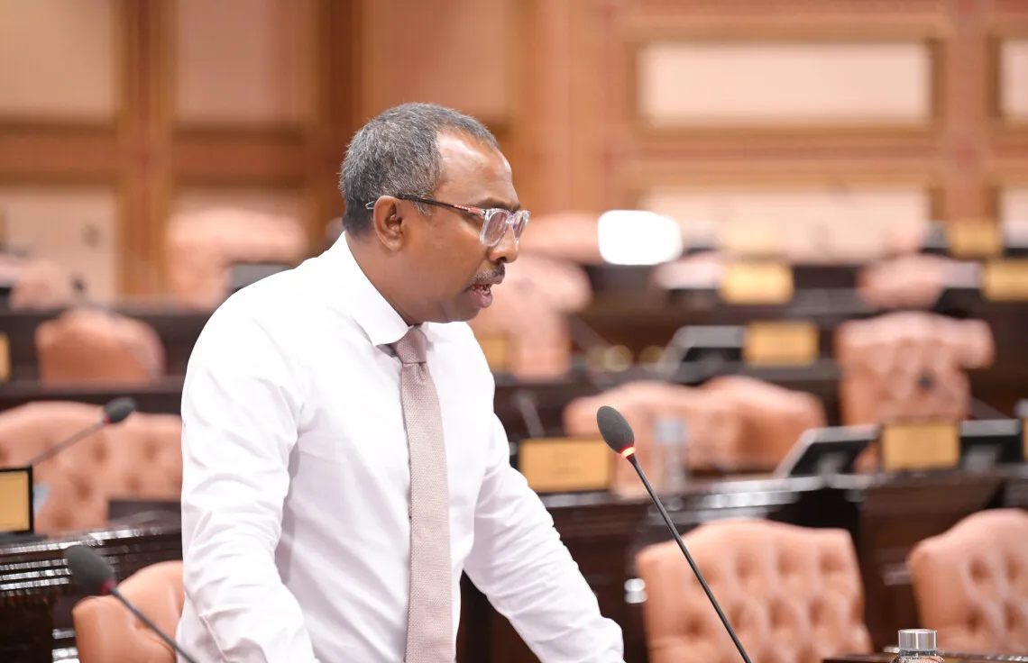ރައްޔިތުންނާ ގުޅޭ ކަންކަން ނިންމުން ފަހަތަށް ޖައްސާލަން އެބަ ޖެހޭ: އާޒިމް