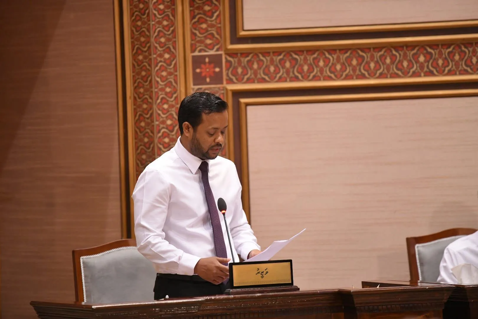 އިމާރާތްކުރުމާ ބެހޭ ވަޒީރު ޑރ. ޢަބްދުالله މުއްޠަލިބު: ފޮޓޯ/ މަޖިލިސް