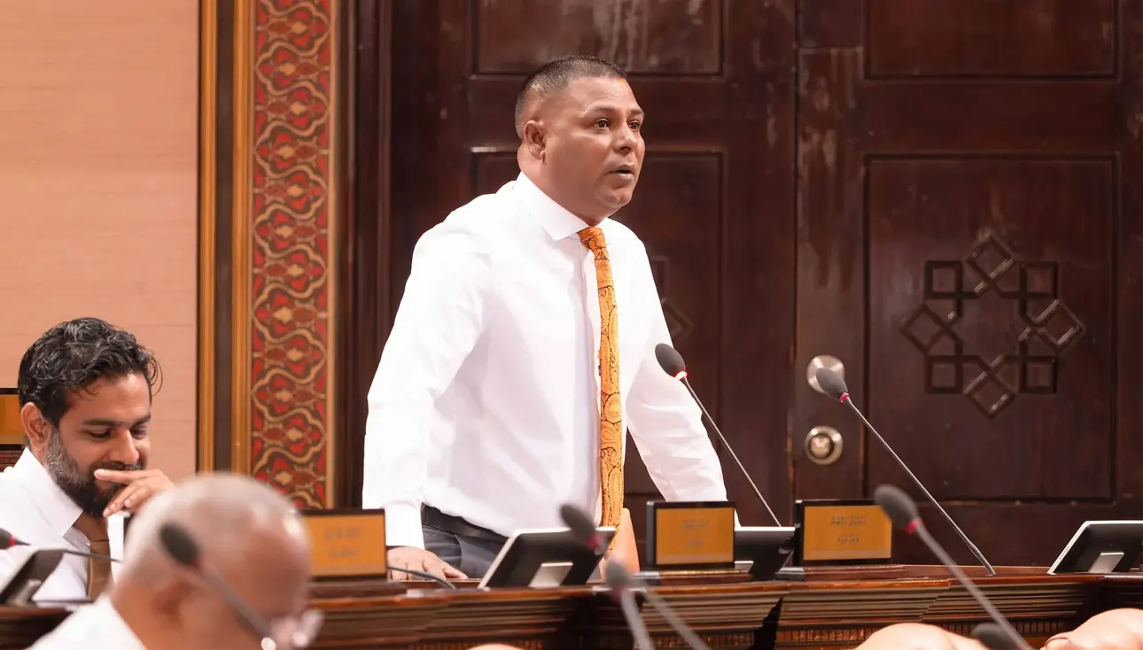 ވެލިދޫ ދާއިރާގެ މެންބަރު މުހައްމަދު އައްބާސް މަޖިލީހުގެ ޖަލްސާއެއްގައި ވާހަކަ ދައްކަވަނީ. (ފޮޓޯ/ މަޖިލިސް)