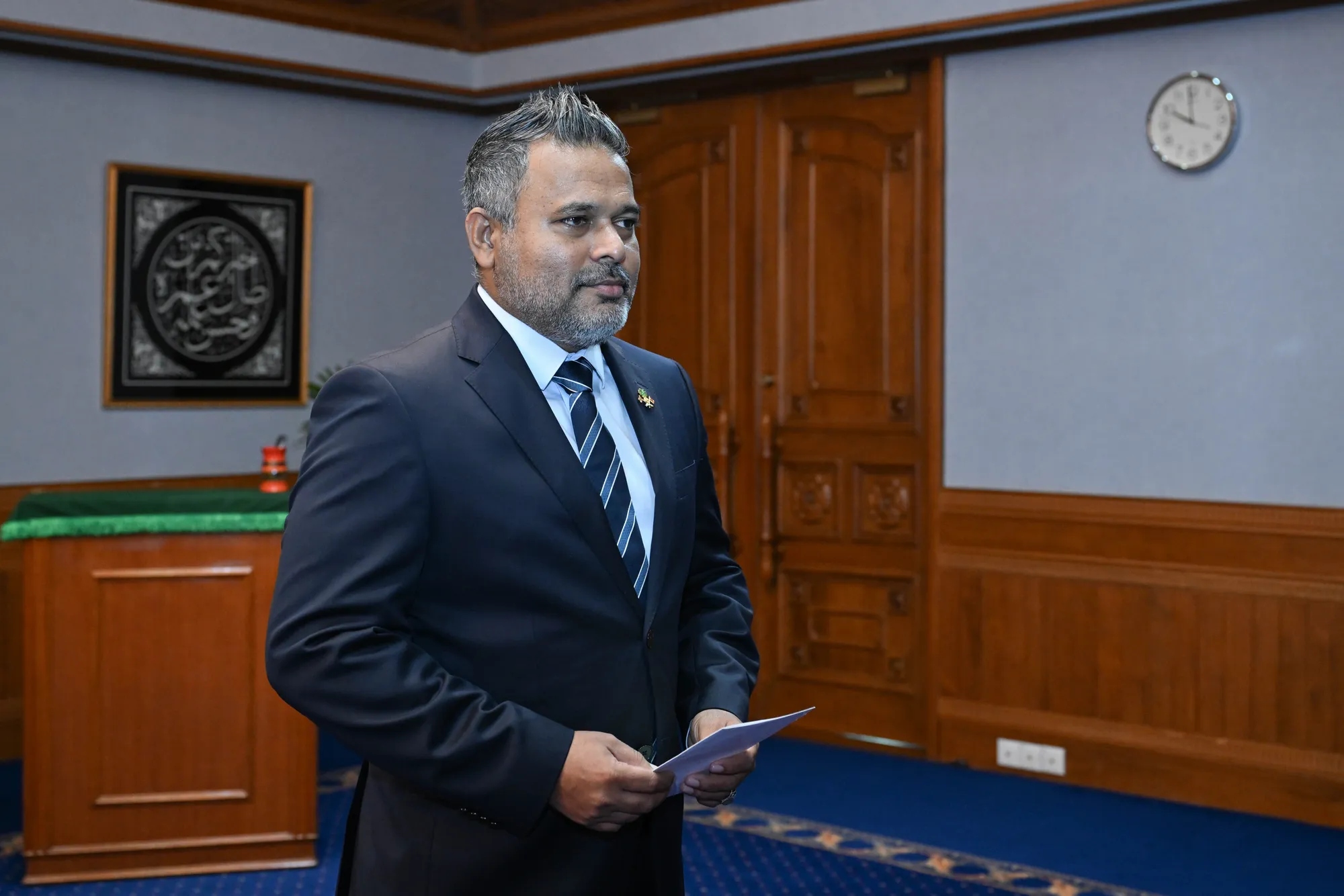 ވަޒީރު ޝިޔާމް އެންމެ މި ފަހުން ވަޒީރުކަމާ ހަވާލުވެލެއްވި ދުވަހުގެ ފޮޓޯއެއް -