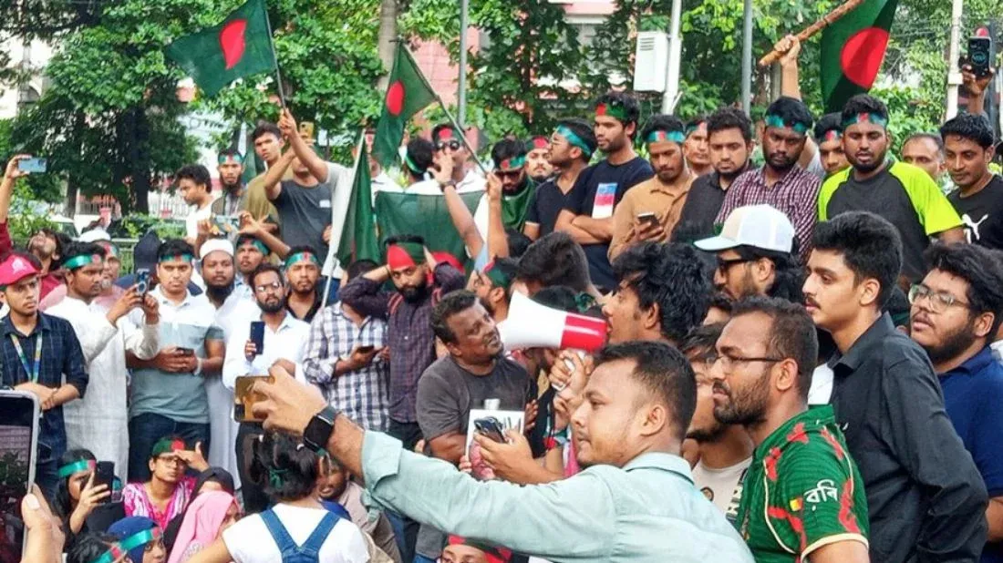 10 އޮގަސްޓް 2024، ހޮނިހިރު ދުވަހު ޑާކާގެ ހައިކޯޓުގެ ގޯތި ތެރޭގައި މުޒާހަރާގެ ބައިވެރިން -- ފޮޓޯ: ބަންގްލާ ޓްރިބިއުން