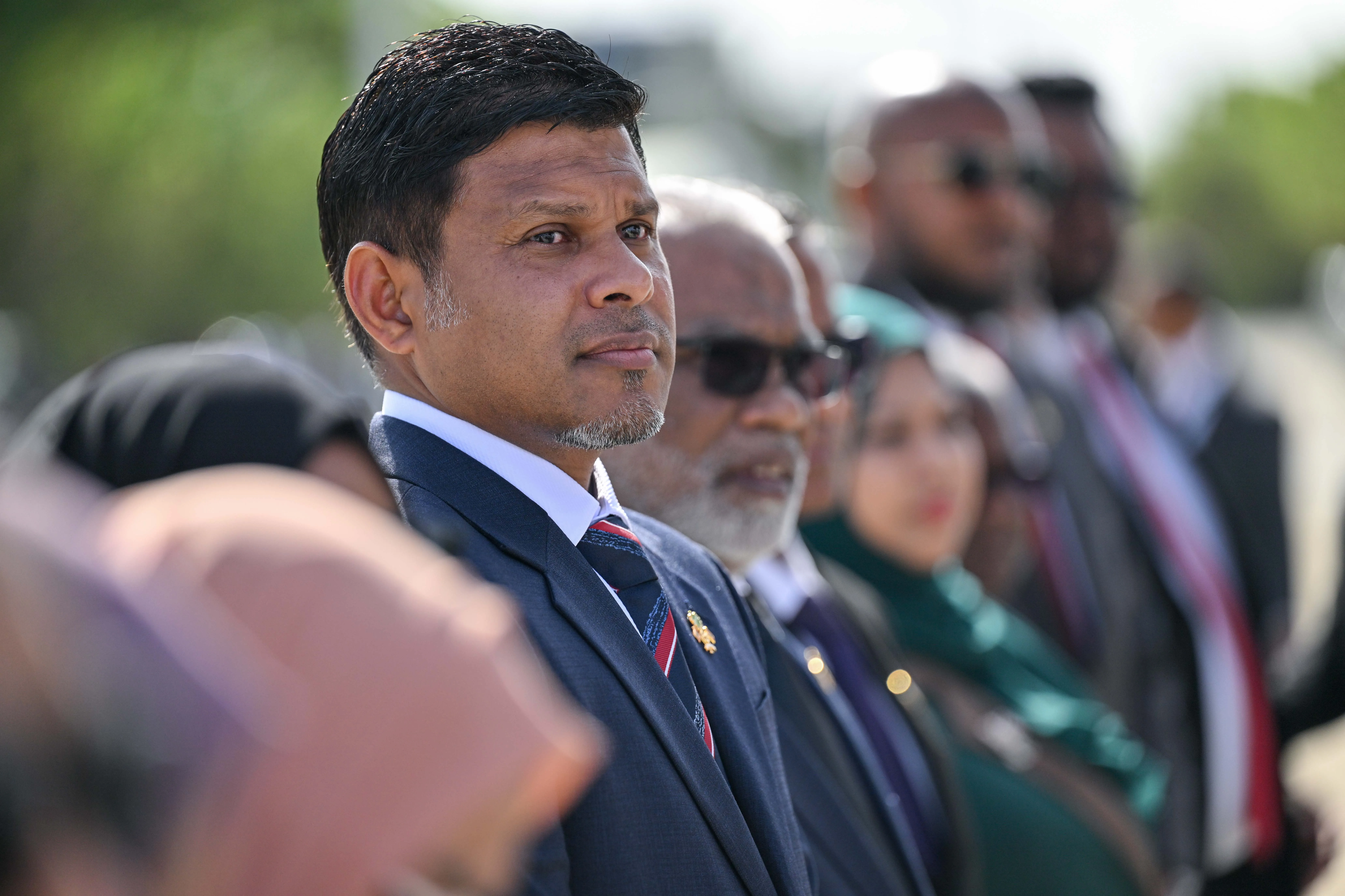 ޑޮލަރު މާރުކުރުމުގެ ވާހަކަ ކުރީގެ ވެރިން ވެސް ދެއްކެވި، ތަންފީޒު ކުރަން ކެރިވަޑައިގެންނެވީ ރައީސް މުޢިއްޒު އަށް: ނައިބު ރައީސް
