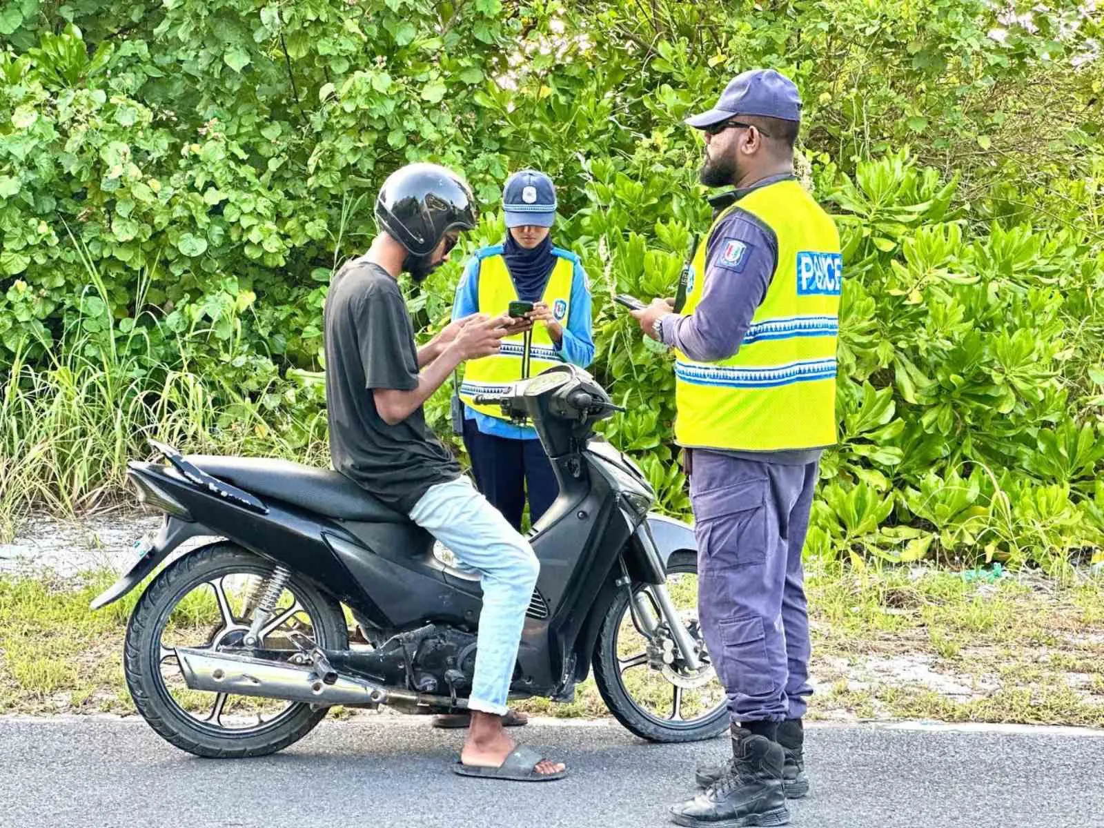 ޓްރެފިކް ފުލުހުން --- ފޮޓޯ: ދިވެހި ފުލުހުންގެ ޚިދުމަތް