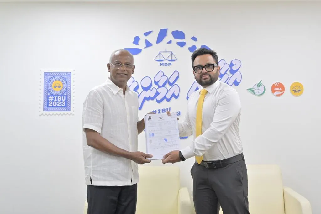 ޢާއިލާގަ 60 މެންބަރުންނާއެކު އިމިގްރޭޝަން ކޮންޓްރޯލަރ ހަނަފީ އެމްޑީޕީއަށް