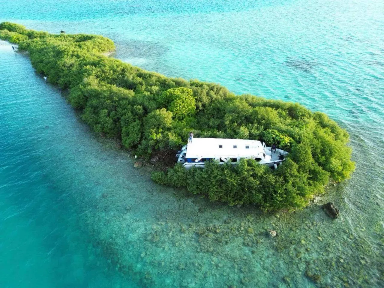 ކިނބިދޫ ނެރު ފަސްގަނޑަށް ލޯންޗެއް އަރައި، ދެ މީހަކަށް އަނިޔާވެއްޖެ