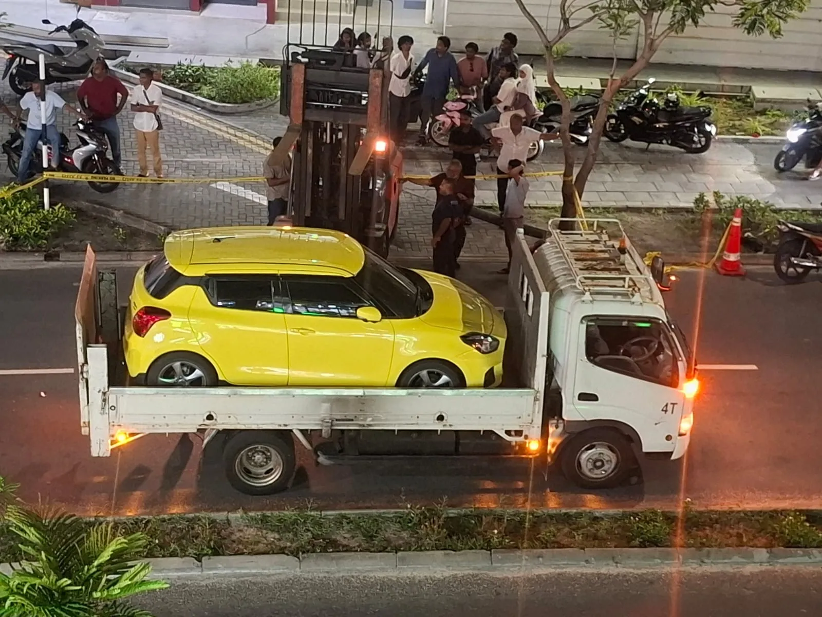 ފަހަތުން އައި ކާރު ފުލުހުން ޓޯކޮށްގެން ގެންދަނީ -- ދުވަސް ފޮޓޯ