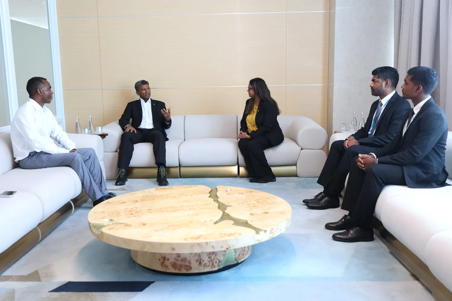 ސީޝެލްސްގެ ޚާރިޖީ ވަޒީރު ދިވެހިރާއްޖެއަށް ކުރެއްވި ރަސްމީ ދަތުރުފުޅު ނިންމަވާލެއްވުމަށްފަހު ފުރާވަޑައިގެންފި