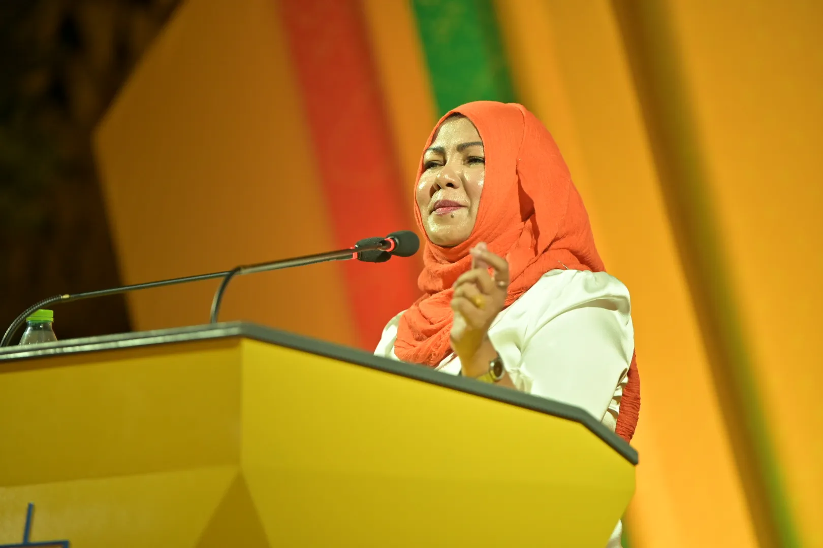 ރައީސް ޞާލިހުގެ ކެންޕެއިން ޖަލްސާގައި ރަފިއްޔާ އަވަގުރާނަ ގޮވުމުން ހޫނުފެނަށް!