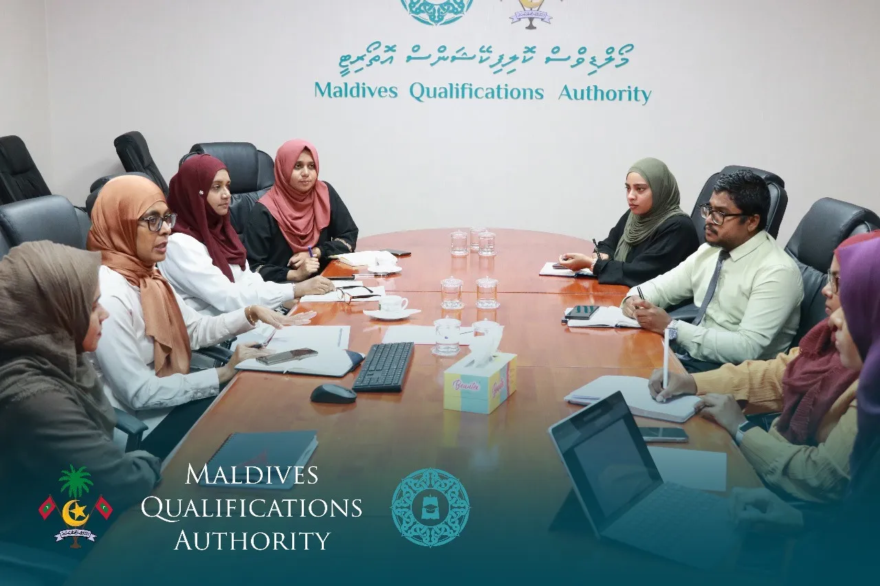 މޯލްޑިވްސް އިންސްޓިޓިއުޓް އޮފް ލޯކަލް ގަވަނަންސްގެ އޮފިޝަލުން އެމްކިއުއޭގެ އިސްވެރިންނާ ބައްދަލުކުރެއްވުން -- ފައިލް ފޮޓޯ: އެމްކިއުއޭ
