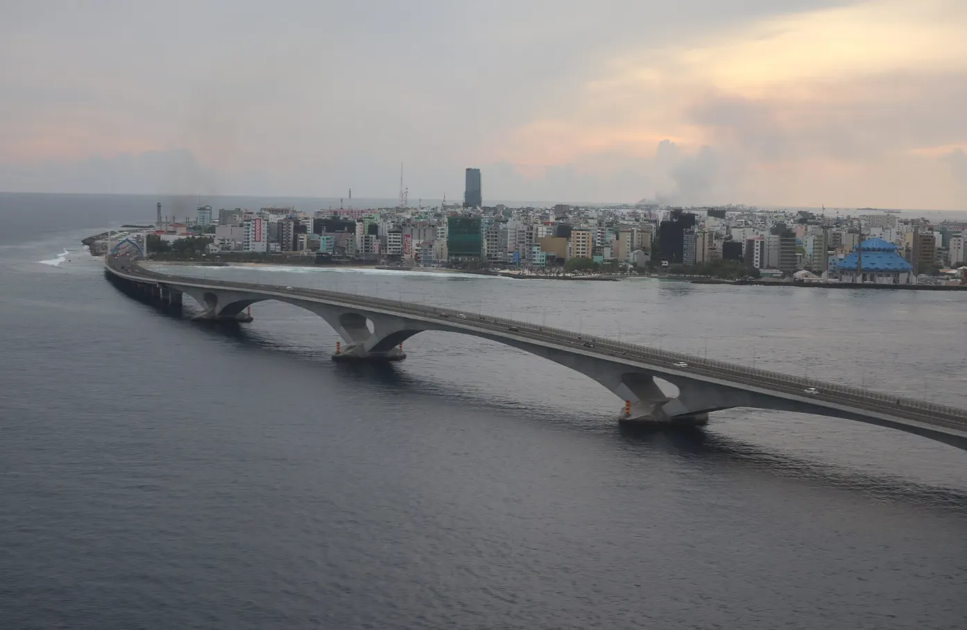  ސިނަމާލެ ބުރިޖުގައި އެކްސިޑެންޓެއް ހިނގައި މީހެއްގެ ފައިގެ ކަށިމަތި ފަޅައިގެން ގޮސްފި