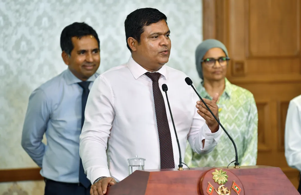 ވަޒީފާއިން ވަކި ކުރި މައްސަލައިގައި އަމީނަށް ދެ މިލިއަން ރުފިޔާގެ ބަދަލެއް!