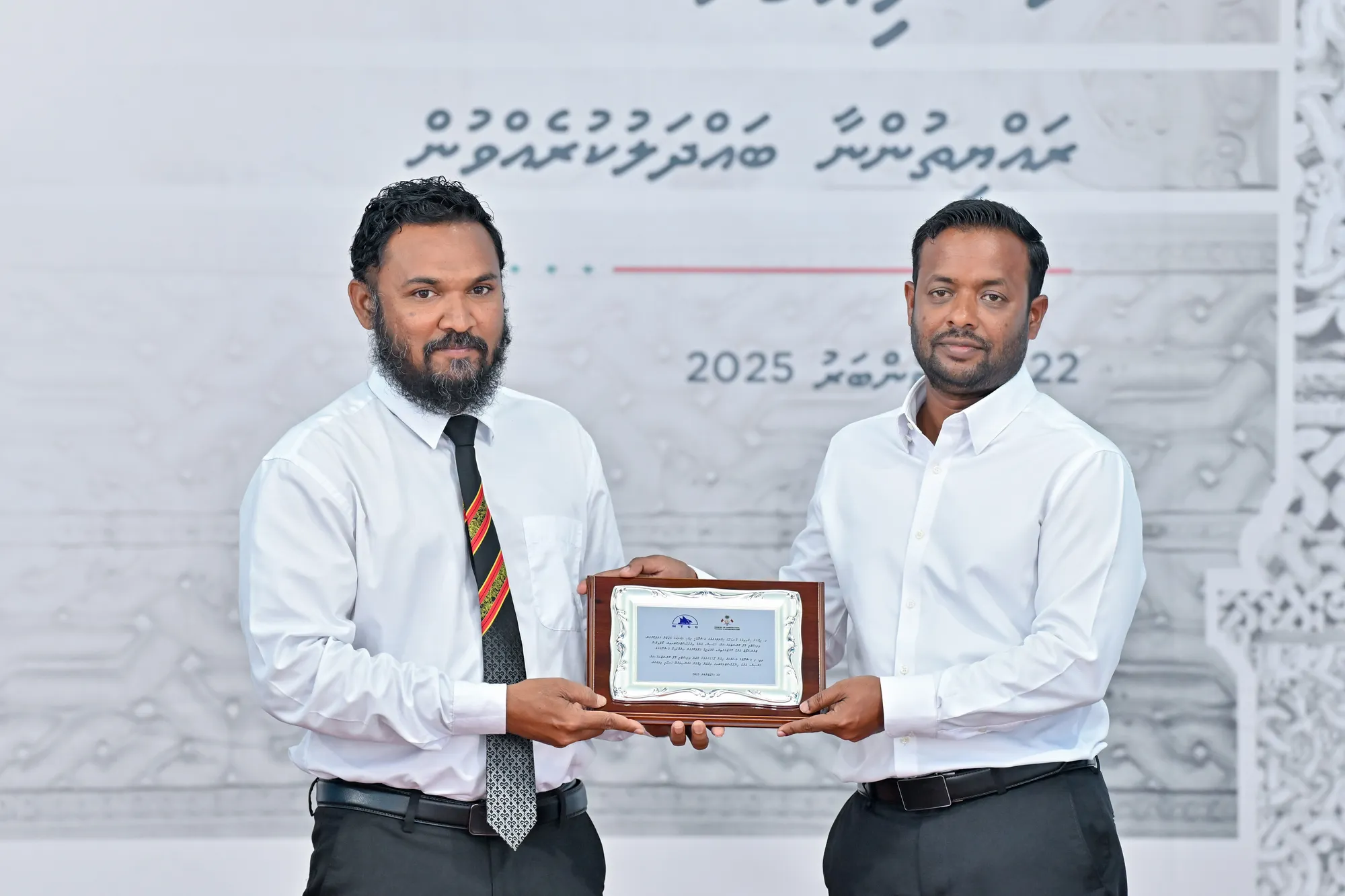 ޑރ. ޢަބްދުﷲ މުއްޠަލިބު ވަނީ މަޝްރޫޢުގެ ލިޔެކިޔުންތައް ދިއްގަރު ކައުންސިލްގެ ރައީސް އަޙްމަދު ނިޝާންއާ ހަވާލުކުރަނީ -- ފޮޓޯ: ރައީސް އޮފީސް