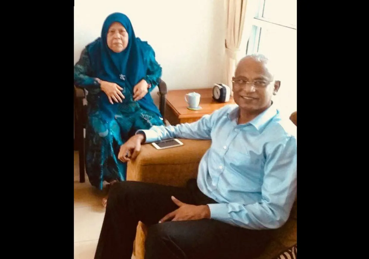 ރައީސް ޞާލިހު މަންމާފުޅާއިއެކު