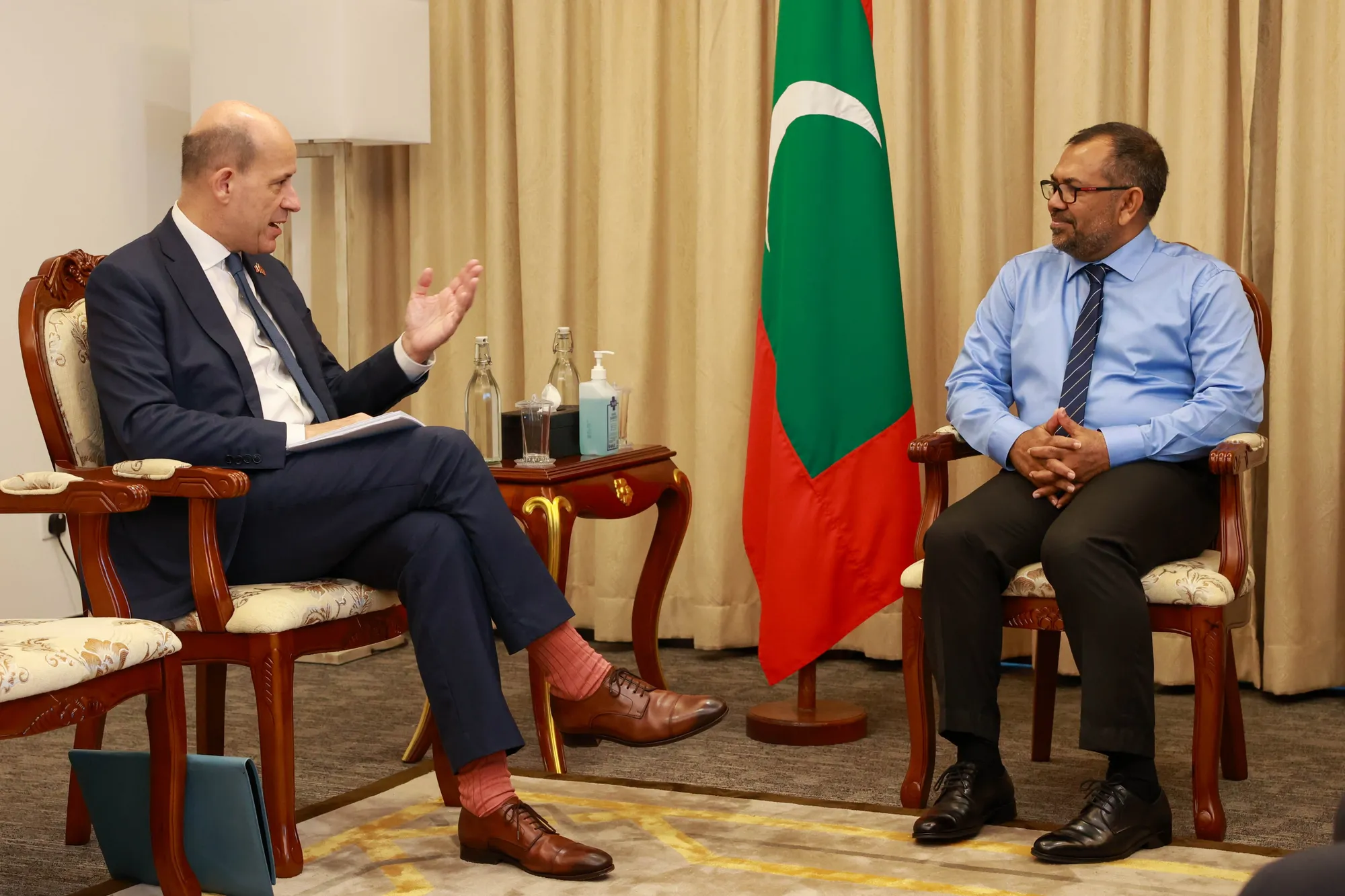 ފަރަންސޭސި ވިލާތުން ރާއްޖެއަށް ކަނޑައަޅުއްވާފައި ހުންނެވި ސަފީރު،  ޖޯން-ފްރަންސުއާ ޕަކްތެތު، ރާއްޖޭގެ ޚާރިޖީ ވަޒީރު މޫސާ ޒަމީރާ ބައްދަލު ކުރެއްވުން - ފޮޓޯ: ޚާރިޖީ ވުޒާރާ