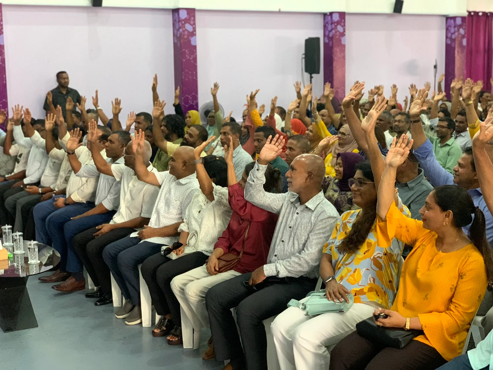 ރައީސް ޞާލިހުގެ ކެމްޕޭނު ޓީމު މޯޓިވޭޓުކުރުމަށް ސެޝަނެއް ނަގައިފި