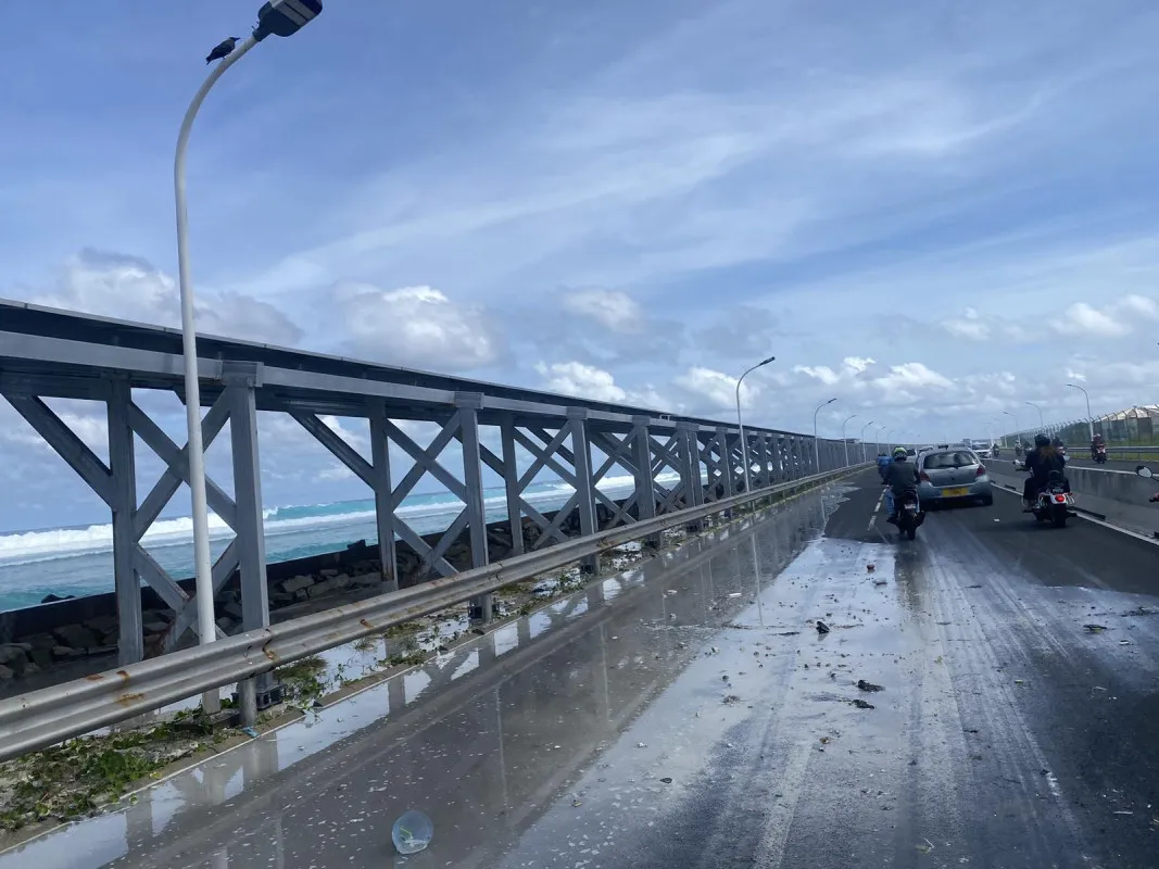 އުދަ އަރާނެކަމަށް ލަފާކޮށްފައިވާތީ، ބްރިޖާއި ހައިވޭގައި ދަތުރުކުރާއިރު ސަމާލުވުމަށް އެދެފި