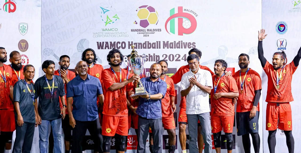 ޖީބީގެ ކުޅުންތެރިން މުބާރާތުގެ ޓްރޮފީއާއެކު.. ފޮޓޯ: ގާފު ސްޕޯޓްސް/ ހުސެއިން