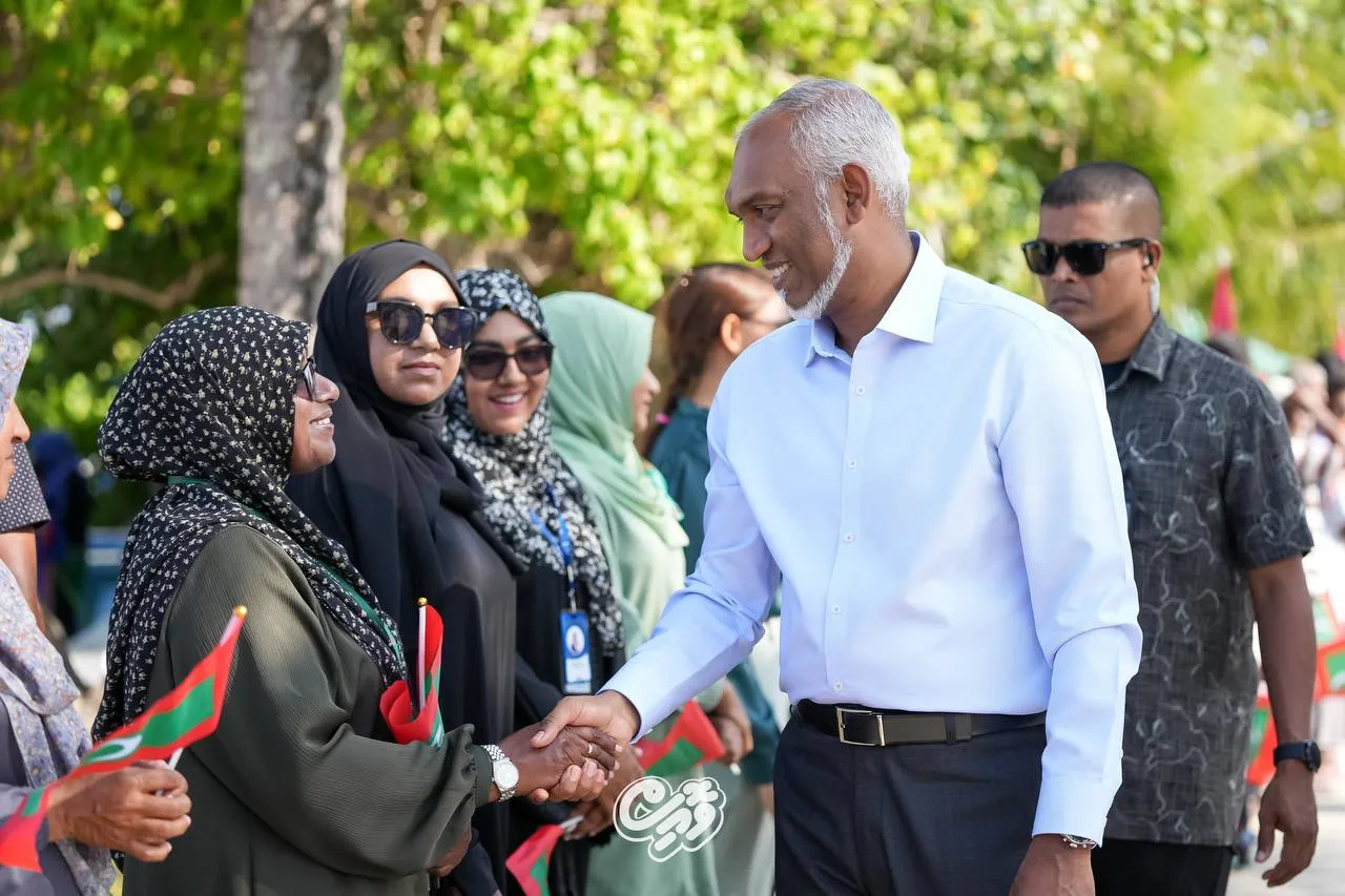 ރައީސް ޑރ.މުއިއްޒު އަތޮޅުތެރޭގެ ރަށަކަށް ކުރެއްވި ޒިޔާރަތެއްގައި...