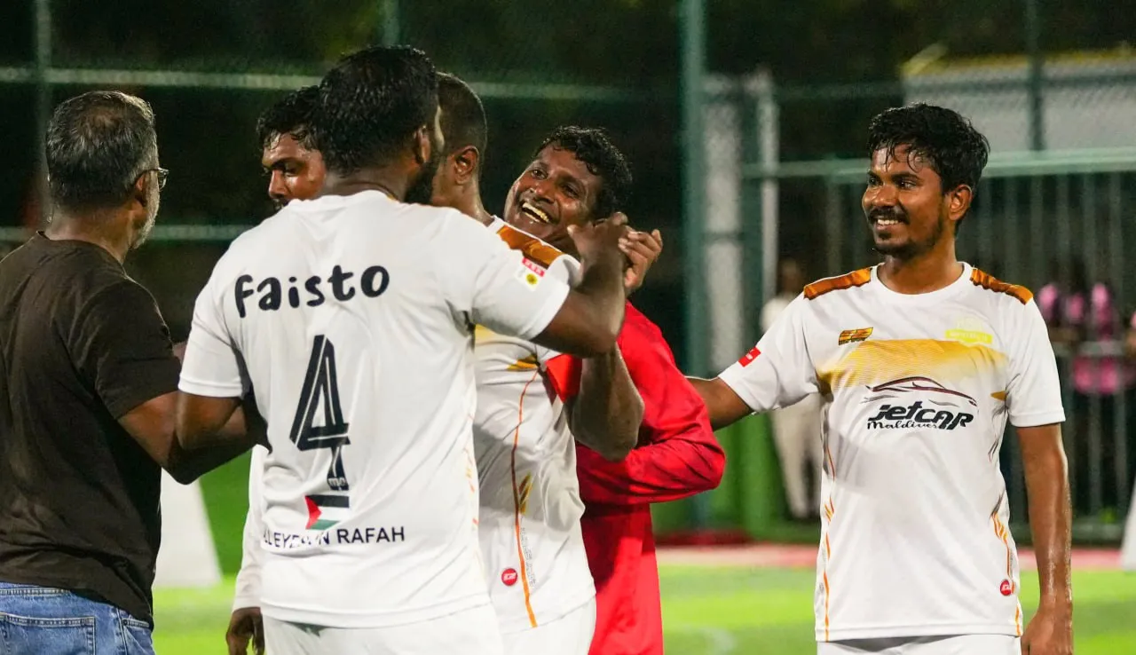 ރެޑް ވިންގްސް ބަލިކޮށް ގުރޫޕްގެ އެއްވަނަ ޓީމުގެ ގޮތުގައި ވައިޓް ކެޕްސް ކުއާޓާ ފައިނަލަށް