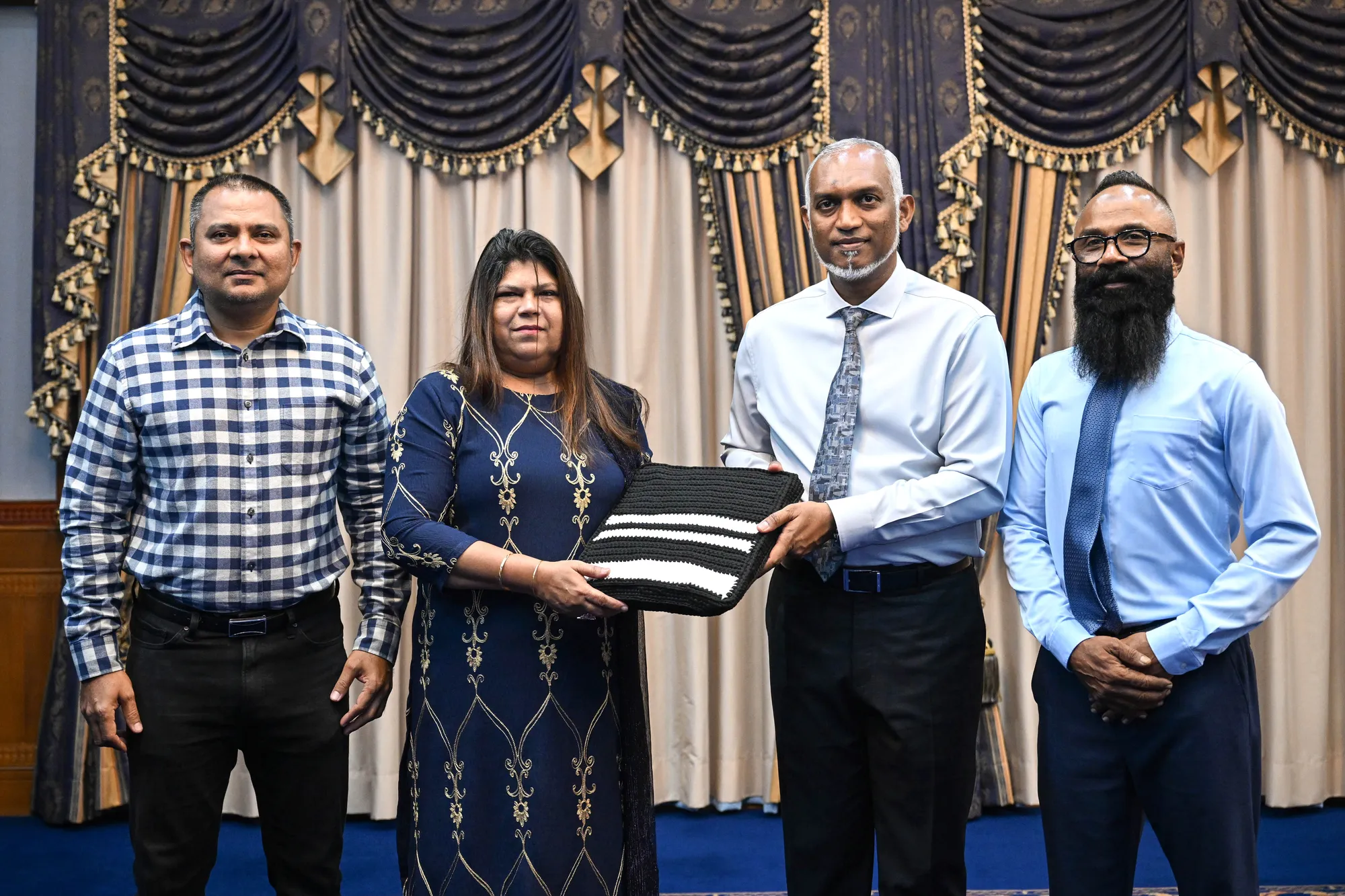 ގުމޭރިޔާ ރައީސަށް ފޭލި ހަދިޔާކުރައްވަނީ - ފޮޓޯ: ރައީސް އޮފީސް