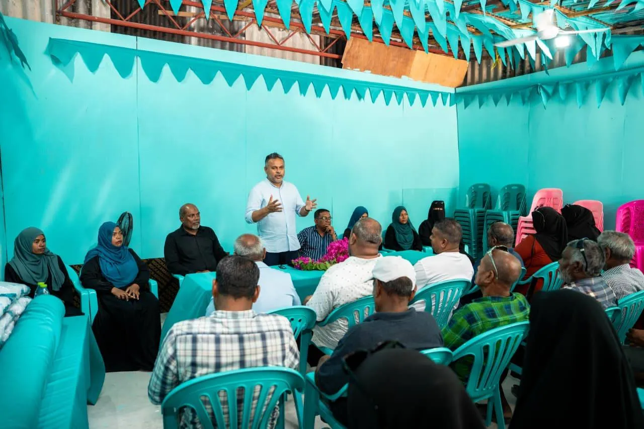 ނިމިދިޔަ އިންތިޚާބުގެ ކެމްޕޭނު ތެރޭގައި ވަޒީރު ޝިޔާމް ރަށެއްގައި - ފޮޓޯ: ޕީއެންސީ
