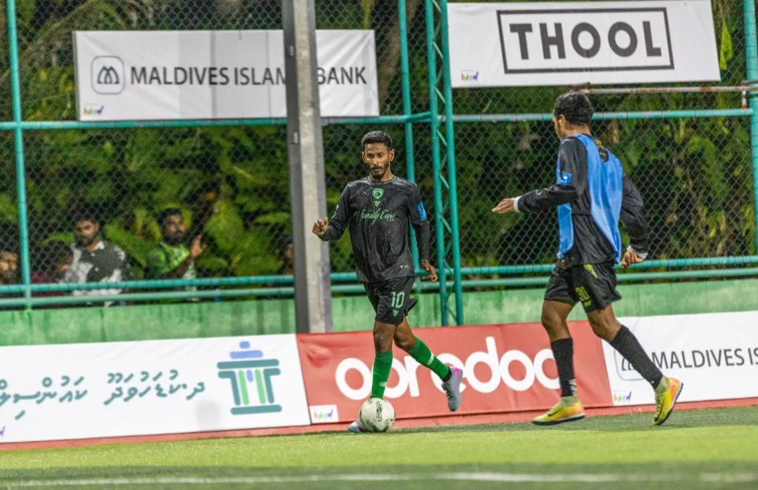 އަޔާޒްގެ ހެޓްރިކާއެކު ޖީ ޓައުން އަތުން މައިދާން އެސްސީއަށް ފަސޭހަ މޮޅެއް