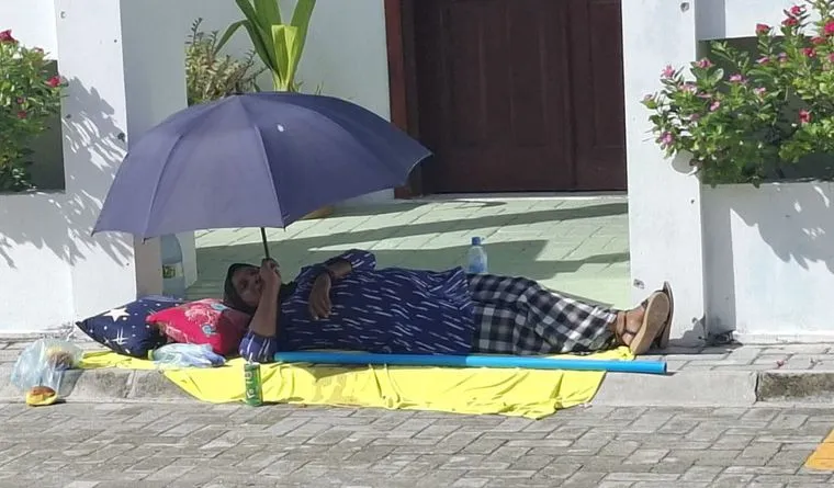 ގއ.ވިލިނގިލީ ކައުންސިލް ދޮރުމަތީ އޮށޯއޮވެ، އަންހެނަކު އިހުތިޖާޖުކުރަނީ