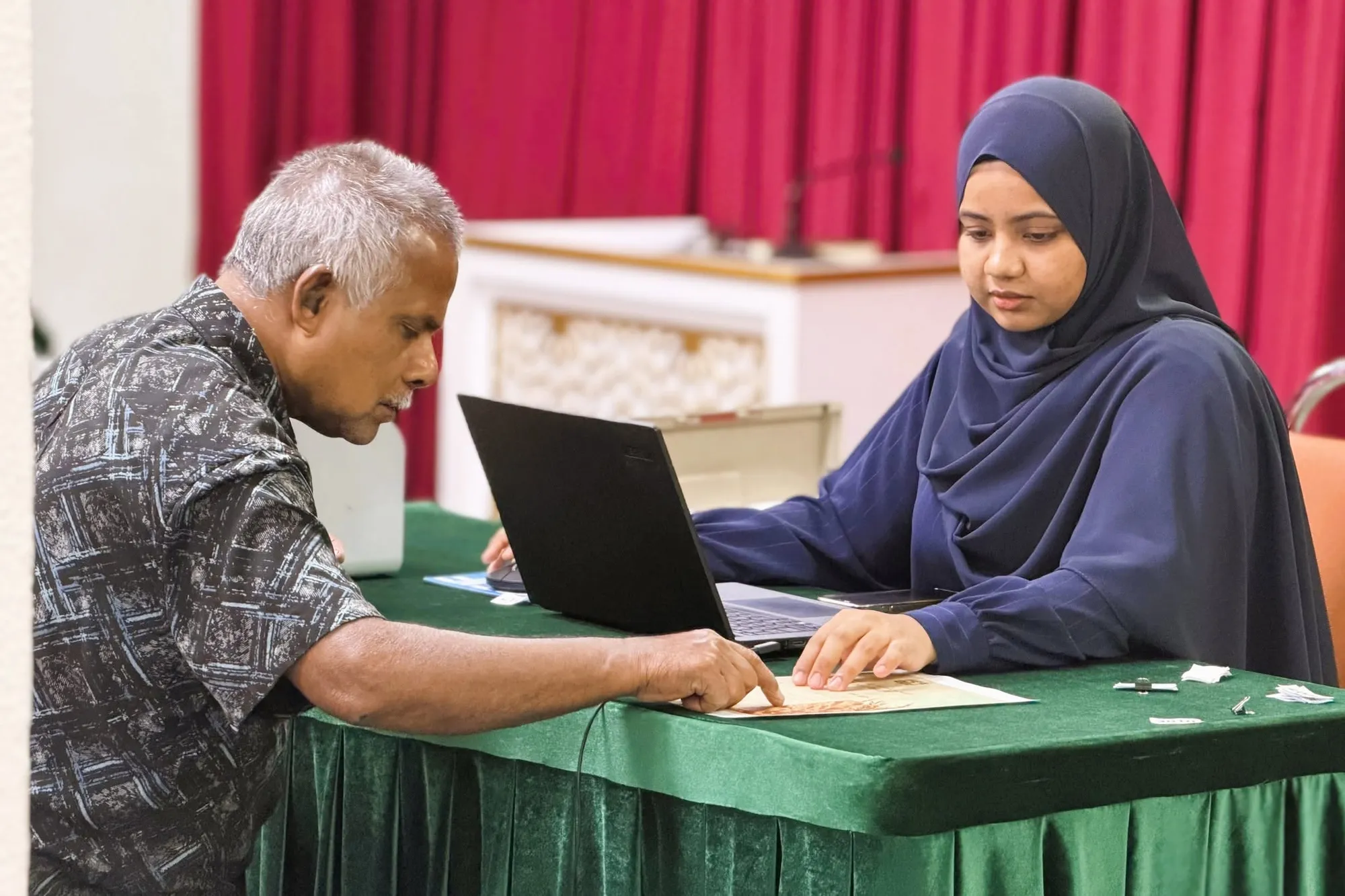މީހަކު ޒަކާތް ދައްކަނީ -- ފޮޓޯ: ޒަކާތު ހައުސް
