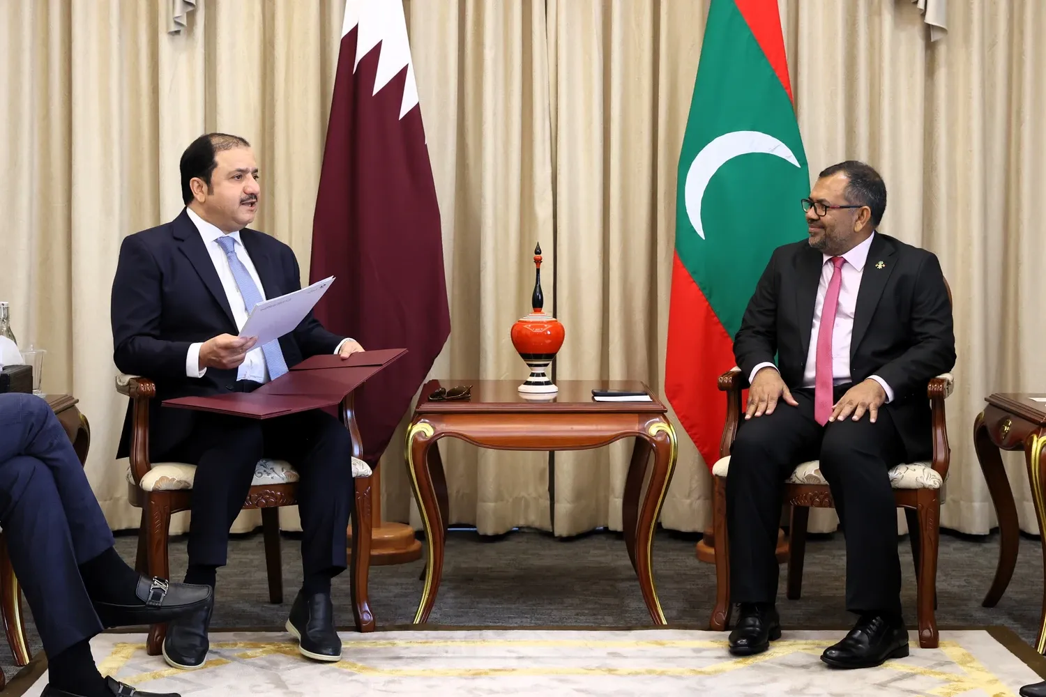 ޤަތަރު އާ ސަފީރު މިނިސްޓަރު ޒަމީރާއި ބައްދަލުކުރައްވައިފި