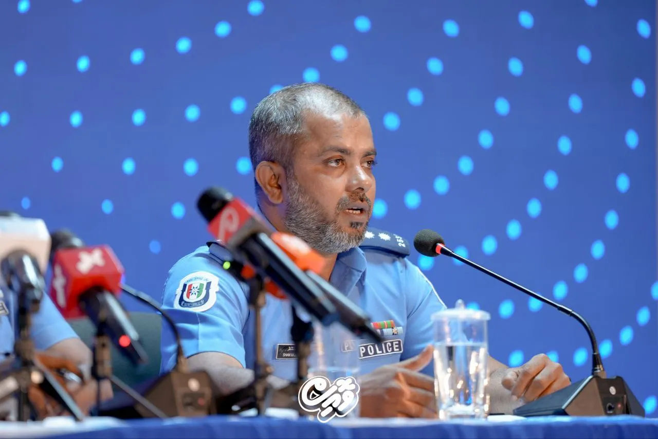 މީހަކާއި، އެމީހާ ގެ ބައިވެރިވުން އޮންނަ ޖަމިއްޔާއެއްގެ އެކައުންޓުން ބަޔަކު 5 ލައްކައަށްވުރެ ގިނަ ރުފިޔާ ނަގައިފި