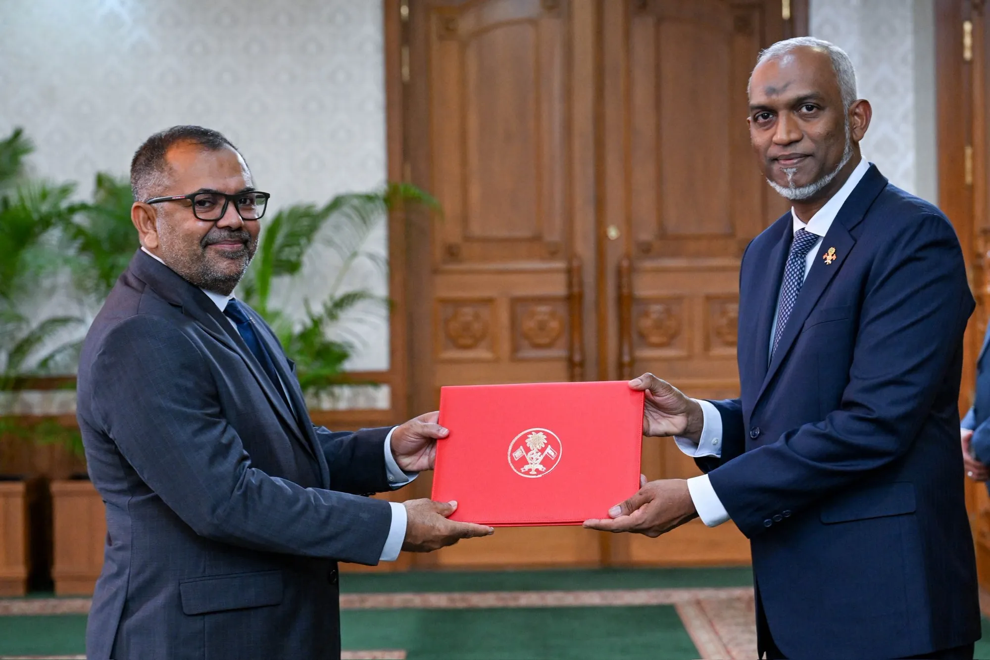 ވަޒީރު މޫސާ ޒަމީރު ރައީސް މުޢިއްޒާއެކު - ފޮޓޯ: ރައީސް އޮފީސް