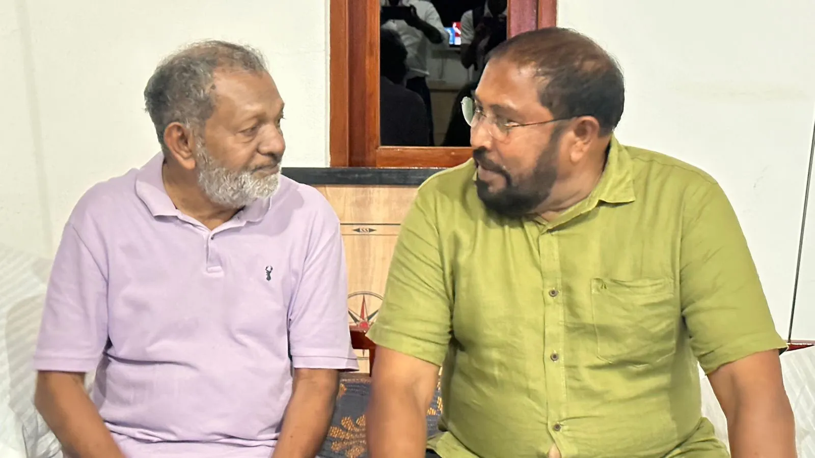 ރައްޔިތުންނާ ބައްދަލު ކުރެއްވުމަށްފަހު، ގާސިމް އެންމެ ފުރަތަަމަ ވަޑައިގެންނެވީ ނައިބު ރައީސްގެ ބައްޕާފުޅު އަރިހަށް