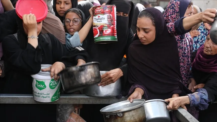 ޣައްޒާގެ އެހީ ދޫކުރާ ޕޮއިންޓެއްގައި އާންމުން - ފޮޓޯ: އަނަދޮލު ނިއުސް އޭޖެންސީ