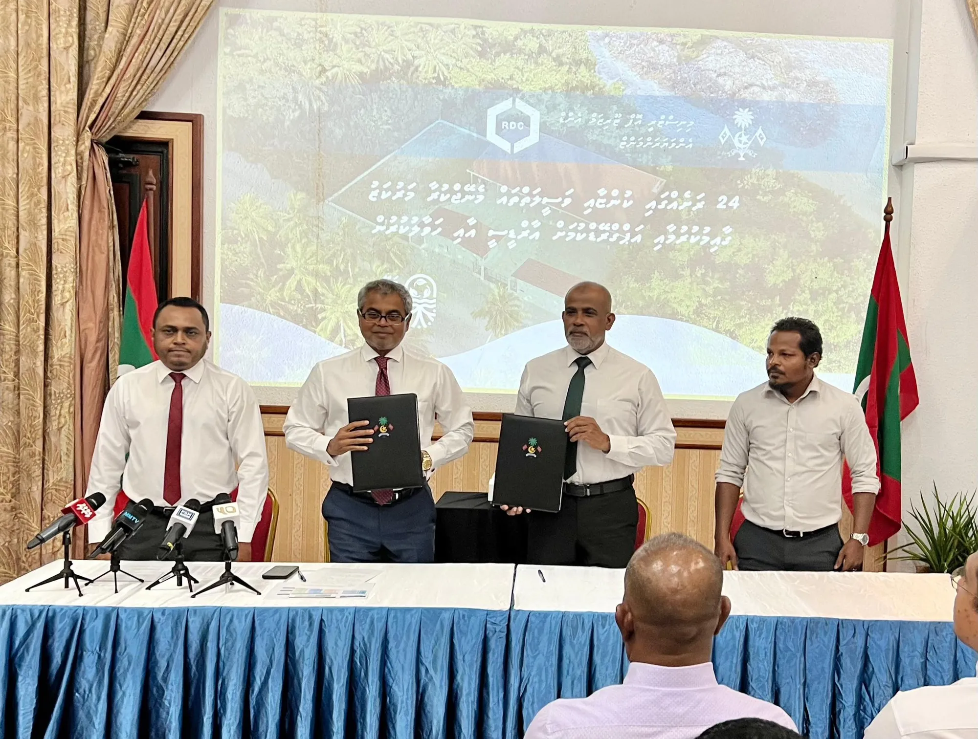 ކުނިމޭޖުކުރުމުގެ މަޝްރޫޢުގައި ސޮއި ކުރުން: ފޮޓޯ/ ތިމާވެއްޓާއި ބެހޭ ވުޒާރާ