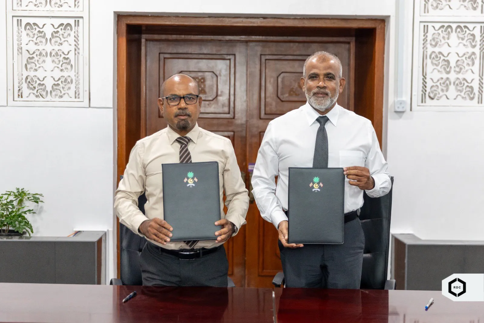 އޭދަފުށީ މަގުތަކުގެ ދެވަނަ ފިޔަވަހި ތަރައްޤީކުރުމުގެ އެއްބަސްވުމުގައި ސޮއިކުރުމުގެ ތެރެއިން... ފޮޓޯ: އާރުޑީސީ